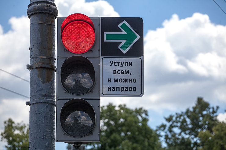 Какой жесткой &laquo;подставой&raquo; грозит водителю сигнал белого светофора