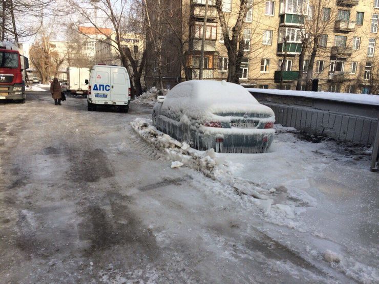 Почему именно сейчас нужно очистить лед вокруг своего автомобиля