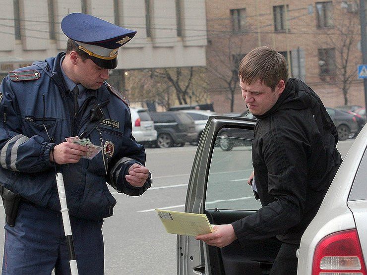 Имеют ли право сотрудники ДПС тормозить водителей из движущейся служебной машины