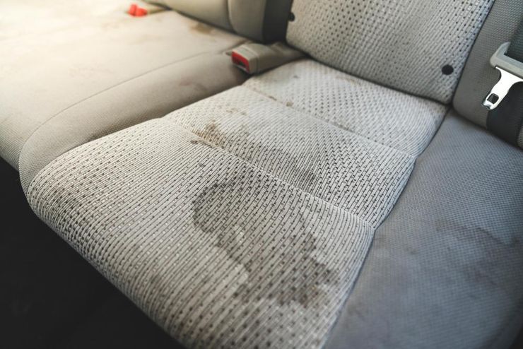 Зачем опытные водители сыплют на сиденья автомобиля соду