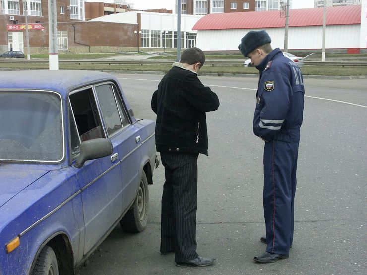 В каких случаях гаишники действительно могут применять оружие в отношении водителей