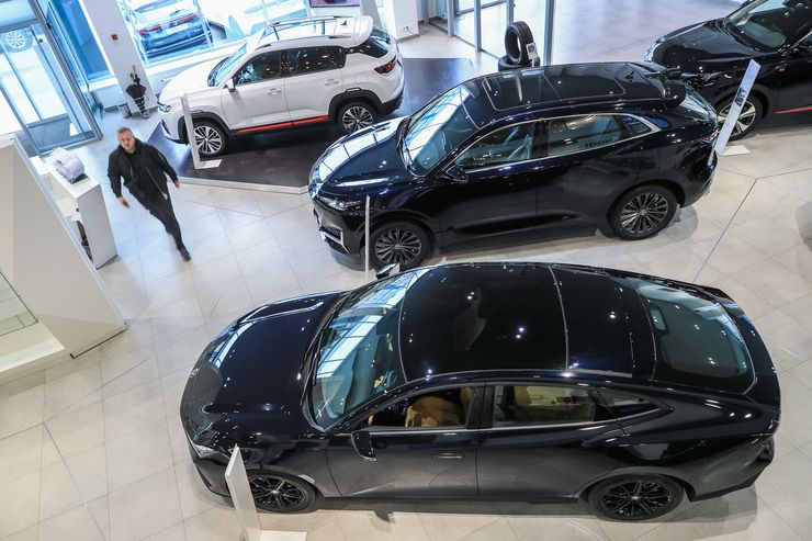 Российские автодилеры знают, как резко снизить цены на новые машины