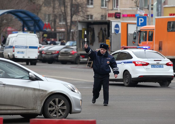 Как ГИБДД «грузит» водителей на деньги за разбросанные по салону вещи